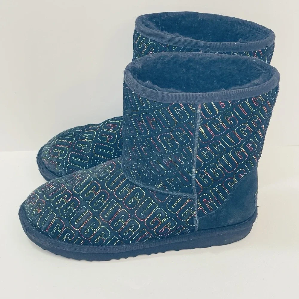 UGG Classic II Graphic‎ Stitch Kids Youth Boots 1112383K Black Sz 5